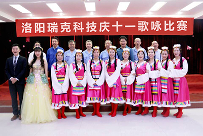 公司領導和比賽小組合影留戀