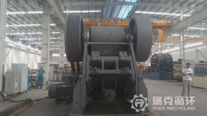 出售準(zhǔn)新機(jī)C125顎式破碎機(jī)一臺(tái)