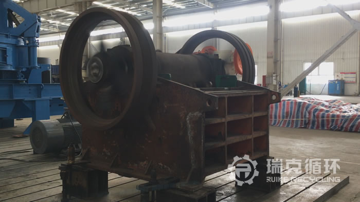 性能良好的300×1300顎式破碎機出售